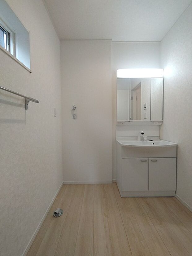 お出かけ前の身だしなみに一歩差がつく三面鏡。ミラー裏にはたっぷり収納もございます。