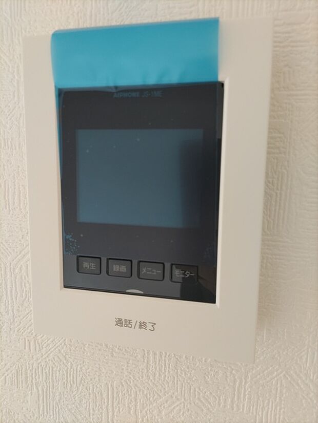 録画機能もあり、どのような人が何時に来訪されたのかが分かります。防犯上はもちろん、お届け物などの把握にも便利です。ライトが付いているので、夜間でも安心です。