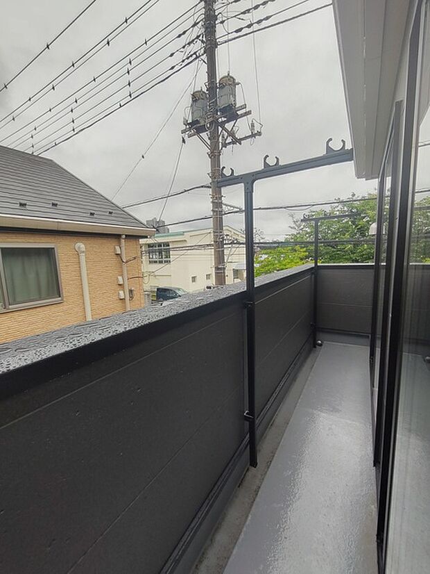 南側のお部屋から出入りできるバルコニー。心地よい陽射しと暖かな風を楽しむことが出来ます。