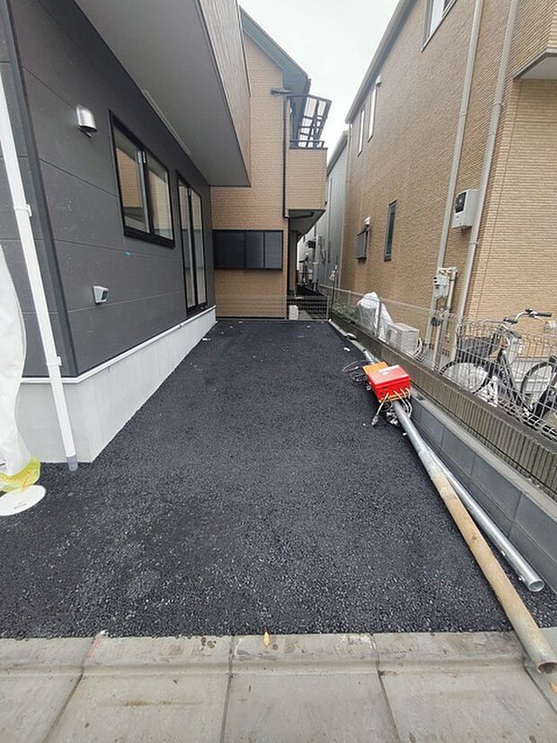 カースペースは1台駐車できます。車庫の出し入れのしやすさなど、実際に現地にてご確認ください。