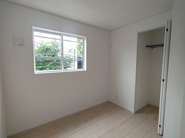 今からここを誰のお部屋にしようか、そんな洋室。大きさは4.2帖です。