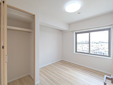 【洋室／約4．5帖】衣類の整理整頓に嬉しいクローゼット付きのお部屋。お子様のお部屋としても便利です。