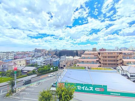 眺望良好！周りに高い建物が無く、開放的な眺望が味わえます！