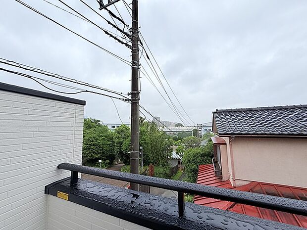 陽ざしが差込む明るいバルコニー。奥行きのあるバルコニーはお洗濯時に助かります。