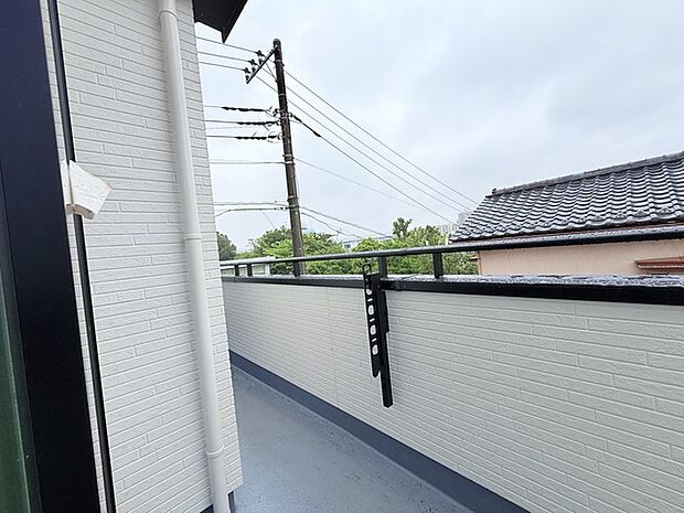 陽ざしが差込む明るいバルコニー。奥行きのあるバルコニーはお洗濯時に助かります。洋室6.帖から 。