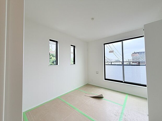 今からここを誰のお部屋にしようか、そんな洋室。大きさは5.2帖です。