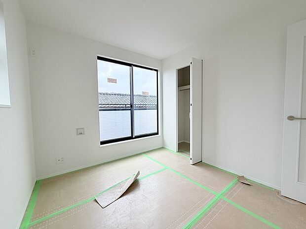 今からここを誰のお部屋にしようか、そんな洋室。大きさは5.2帖です。