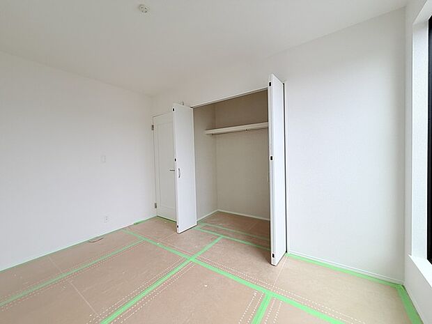 今からここを誰のお部屋にしようか、そんな洋室。大きさは6帖です。