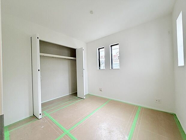今からここを誰のお部屋にしようか、そんな洋室。大きさは4.8帖です。