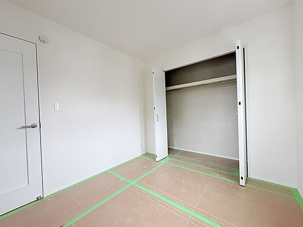 今からここを誰のお部屋にしようか、そんな洋室。大きさは4.8帖です。