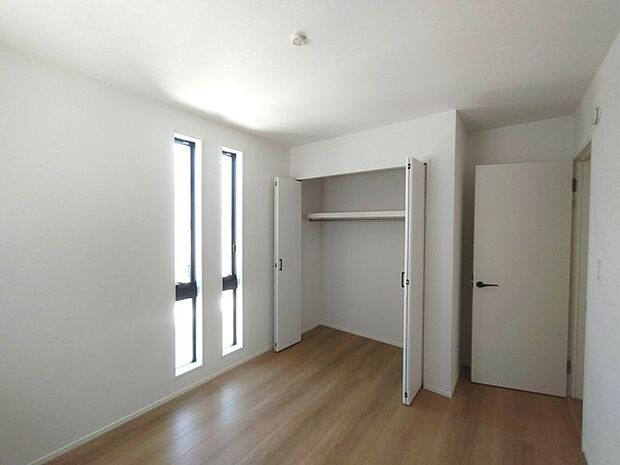 衣類の整理整頓に嬉しいクローゼット付きのお部屋。お子様のお部屋としても便利です。