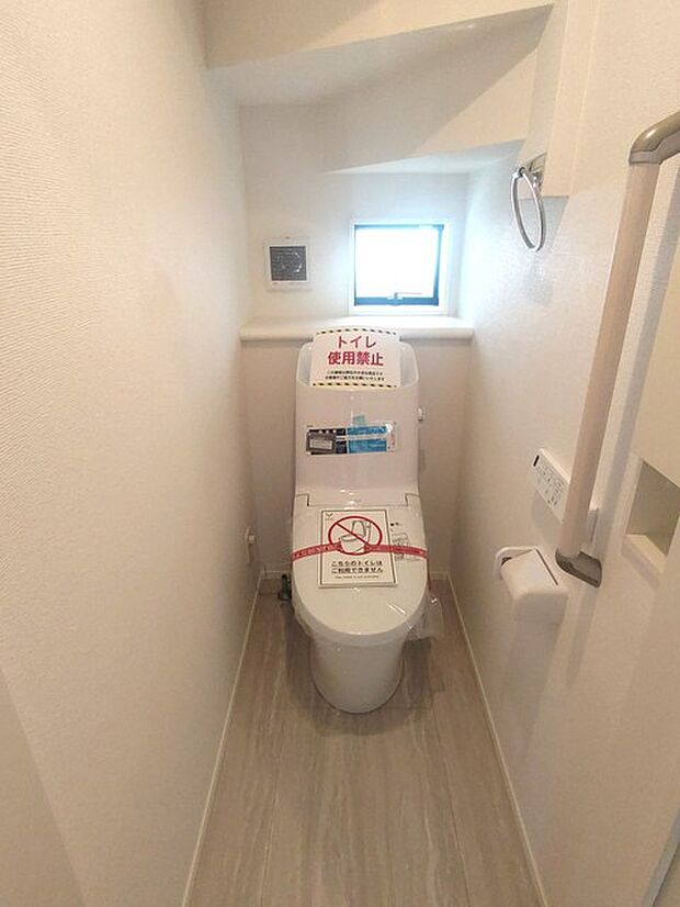 ウォシュレット機能付きのトイレ。収納もあり実用性も兼ね備えた造り。