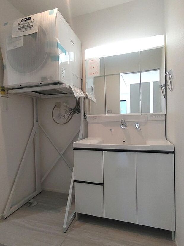 機能的で無駄のない空間設計が、日々の暮らしに心地よいリズムをもたらします。乾太くんの設置により家事の効率化も叶い、清潔感あふれる白を基調としたデザインが、整った生活の質を感じさせてくれます。