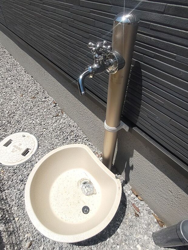 日々の暮らしにささやかな利便性を添える、洗練されたデザインの立水栓が設置されています。