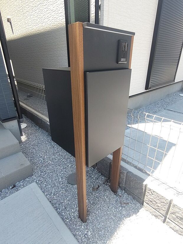 住まいの顔となるエントランスには、留守中の荷物受け取りも安心な機能的な設備を整え、日々の暮らしに心強いゆとりと洗練された落ち着きを添えています。