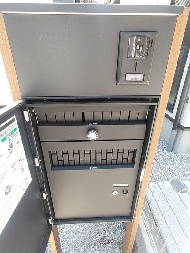 住まいの顔となるエントランスには、留守中の荷物受け取りも安心な機能的な設備を整え、日々の暮らしに心強いゆとりと洗練された落ち着きを添えています。