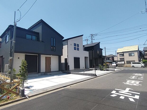 前面道路は広く、駐車がしやすいです。駐車スペース2台分ございます。