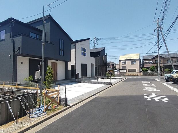 前面道路は広く、駐車がしやすいです。駐車スペース2台分ございます。