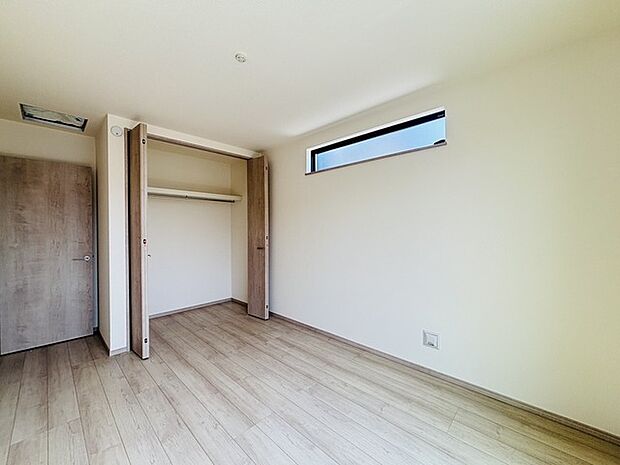 衣類の整理整頓に嬉しいクローゼット付きのお部屋。お子様のお部屋としても便利です。 