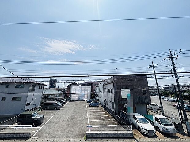 窓から眺める風景は一日の疲れを癒すヒーリングを奏でる、心地の良い時間を演出してくれます。室内も重要ですが、周りの環境もマイホーム選びの大事なポイント 