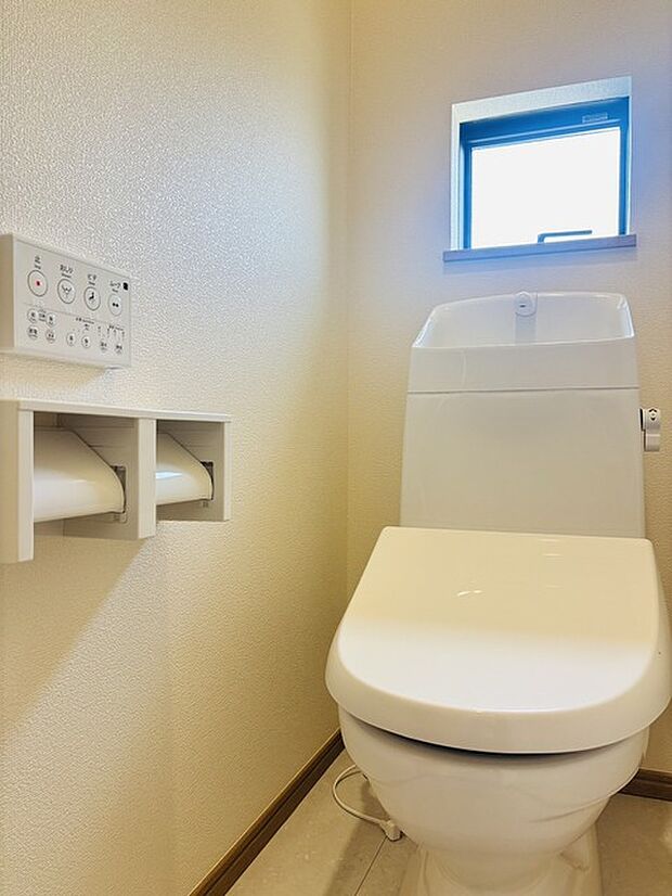 ウォシュレット機能付きのトイレ。収納もあり実用性も兼ね備えた造り。 
