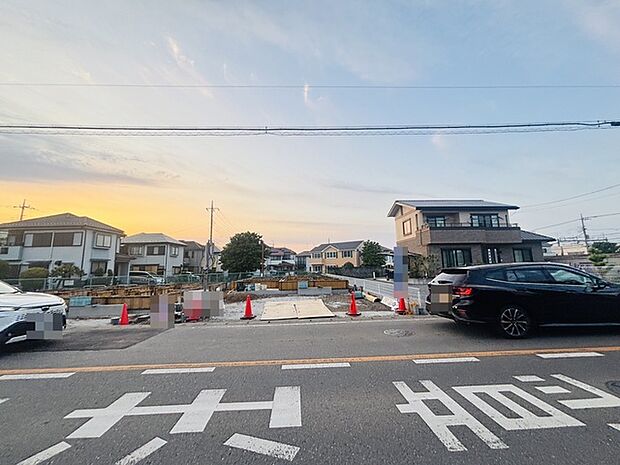 戸建てが立ち並ぶ静かな住宅街。四季折々の移り変わりを感じながら自然と楽しみ、暮らす、そんな毎日を日々の中で感じられる住環境