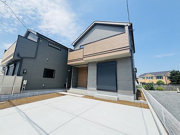 陽ざしが差込む明るいバルコニー。奥行きのあるバルコニーはお洗濯時に助かります。