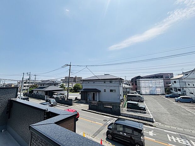 窓から眺める風景は一日の疲れを癒すヒーリングを奏でる、心地の良い時間を演出してくれます。室内も重要ですが、周りの環境もマイホーム選びの大事なポイント 