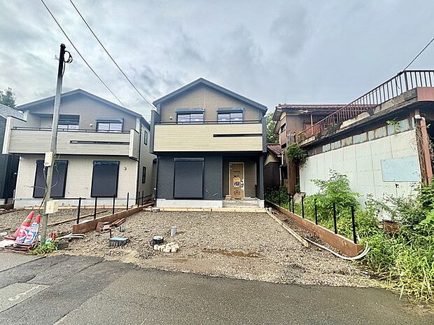 前面道路は広く、駐車がしやすいです。駐車スペース2台分ございます。