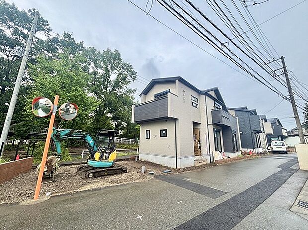 両面道路に面して開放感のあるお家