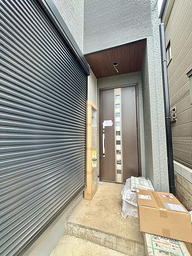 玄関はおうちの顔とも呼ばれる重要な場所！明るくスッキリと見える空間で住まう人を見送り、出迎えてくれます。 