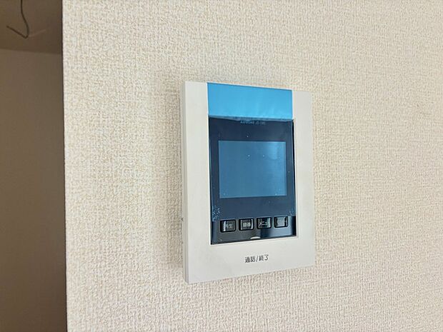 録画機能もあり、どのような人が何時に来訪されたのかが分かります。防犯上はもちろん、お届け物などの把握にも便利です。ライトが付いているので、夜間でも安心です。  