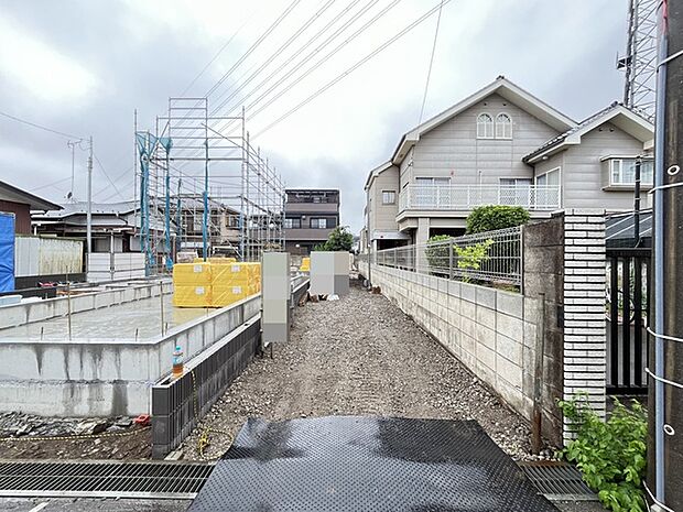 通りから入ったプライベート空間で落ち着いた雰囲気でお住いになる。敷地部分でお子様の遊ぶスペースや駐車スペースに活用できます。