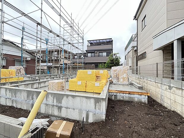 戸建てが立ち並ぶ静かな住宅街。四季折々の移り変わりを感じながら自然と楽しみ、暮らす、そんな毎日を日々の中で感じられる住環境