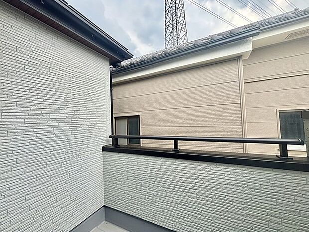 陽ざしが差込む明るいバルコニー。奥行きのあるバルコニーはお洗濯時に助かります。 