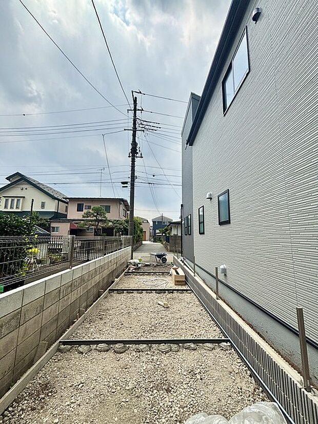 通りから入ったプライベート空間で落ち着いた雰囲気でお住いになる。敷地部分でお子様の遊ぶスペースや駐車スペースに活用できます。 