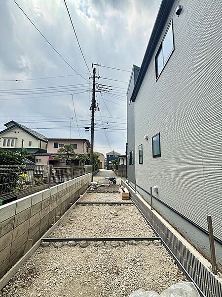 通りから入ったプライベート空間で落ち着いた雰囲気でお住いになる。敷地部分でお子様の遊ぶスペースや駐車スペースに活用できます。