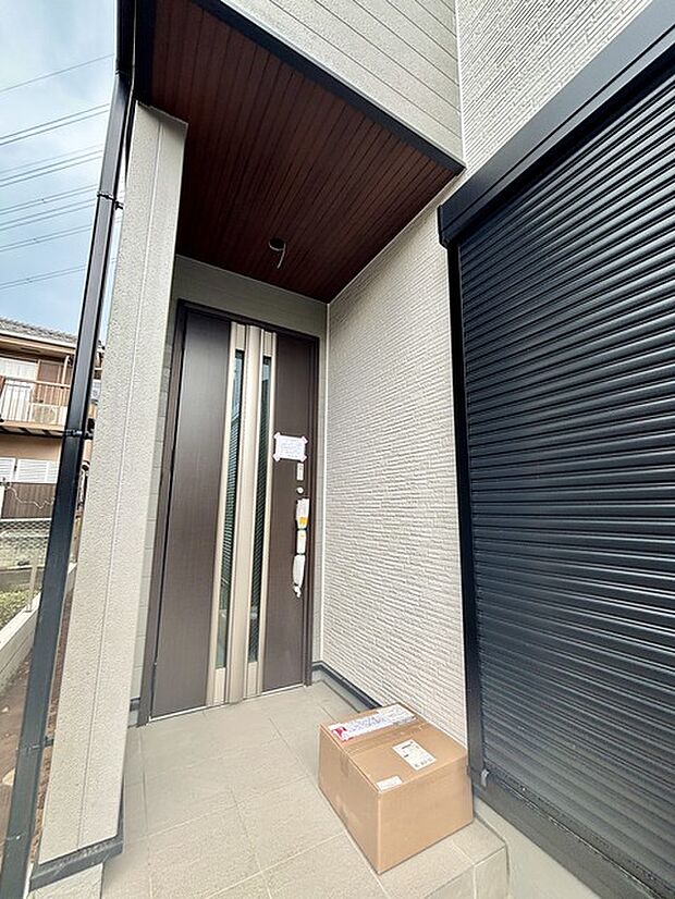 玄関はおうちの顔とも呼ばれる重要な場所！明るくスッキリと見える空間で住まう人を見送り、出迎えてくれます。 