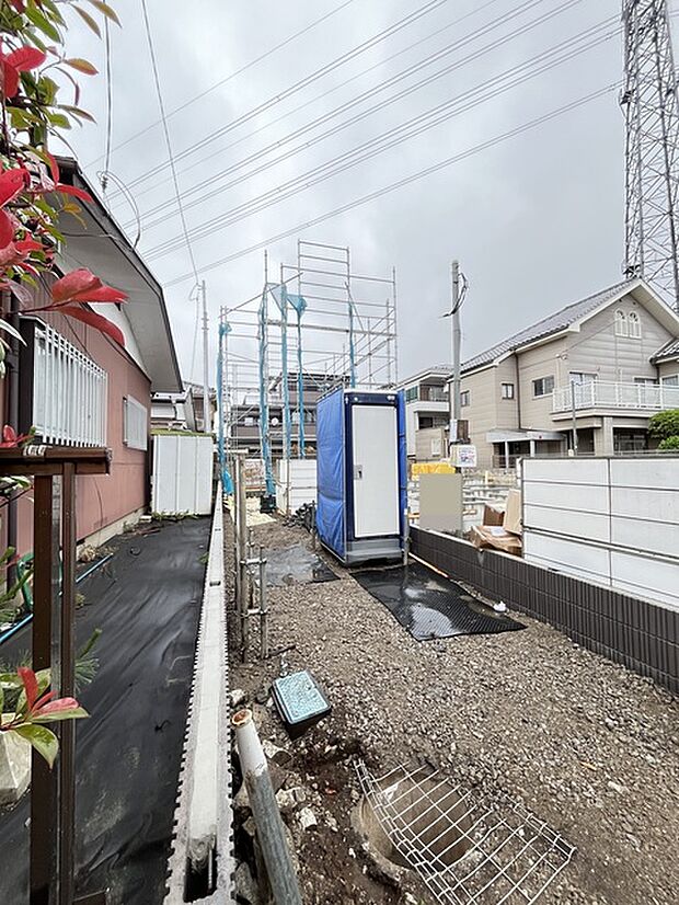 通りから入ったプライベート空間で落ち着いた雰囲気でお住いになる。敷地部分でお子様の遊ぶスペースや駐車スペースに活用できます。