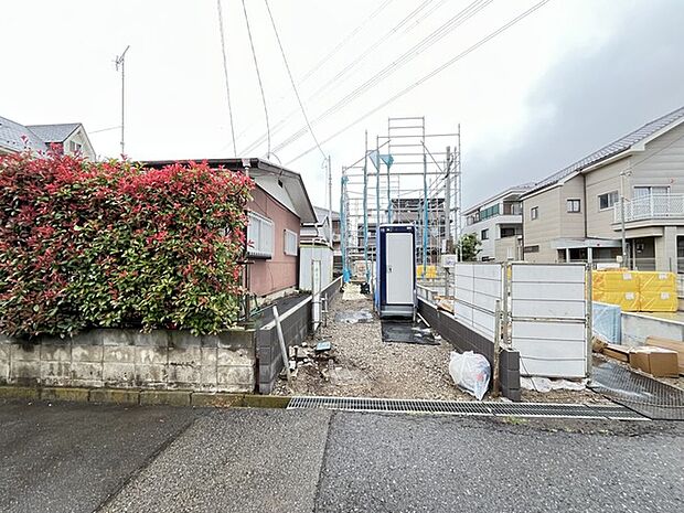 周囲と調和する穏やかな街並みの中で、理想の暮らしを形にするための準備が進んでいます