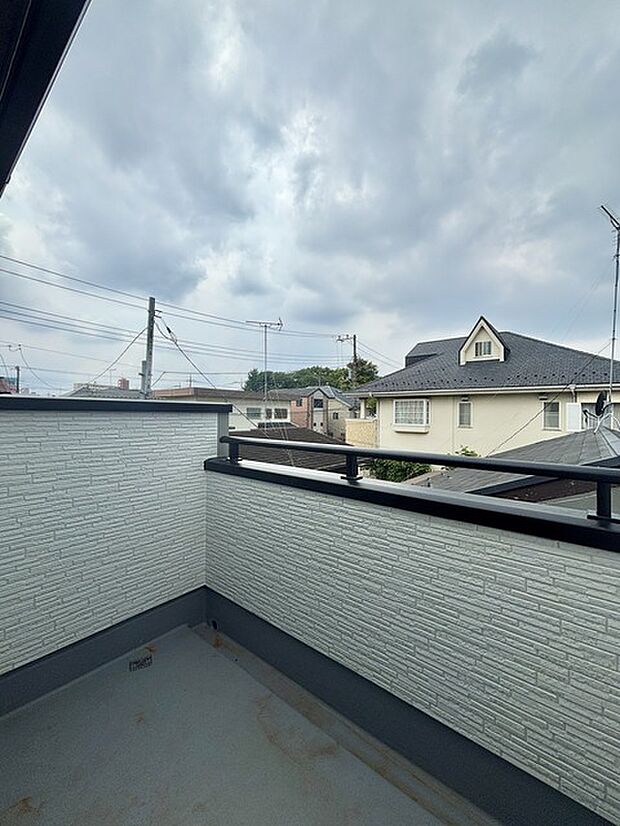 広めのバルコニーは風通しも良くお洗濯物もしっかりと干すことができます！ 