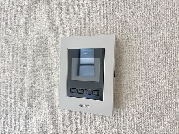 録画機能もあり、どのような人が何時に来訪されたのかが分かります。防犯上はもちろん、お届け物などの把握にも便利です。ライトが付いているので、夜間でも安心です。  