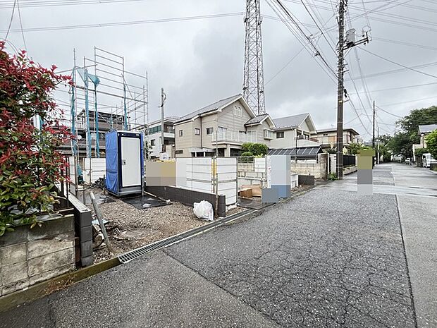 戸建てが立ち並ぶ静かな住宅街。四季折々の移り変わりを感じながら自然と楽しみ、暮らす、そんな毎日を日々の中で感じられる住環境