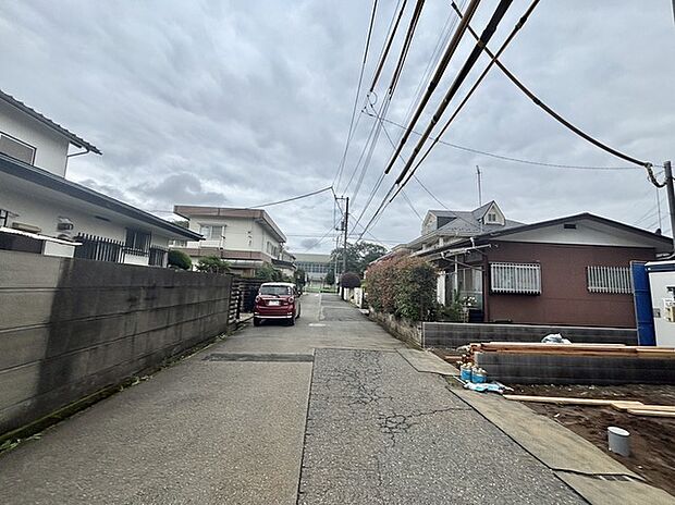 戸建てが立ち並ぶ静かな住宅街。四季折々の移り変わりを感じながら自然と楽しみ、暮らす、そんな毎日を日々の中で感じられる住環境