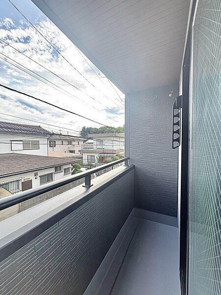 陽ざしが差込む明るいバルコニー。奥行きのあるバルコニーはお洗濯時に助かります。