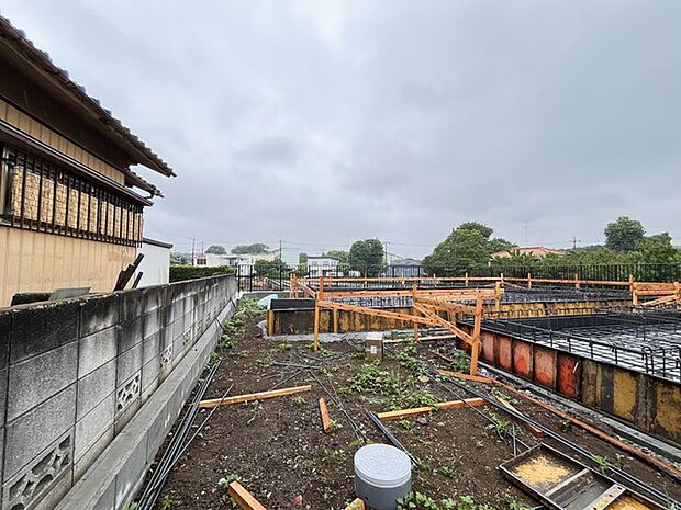通りから入ったプライベート空間で落ち着いた雰囲気でお住いになる。敷地部分でお子様の遊ぶスペースや駐車スペースに活用できます。