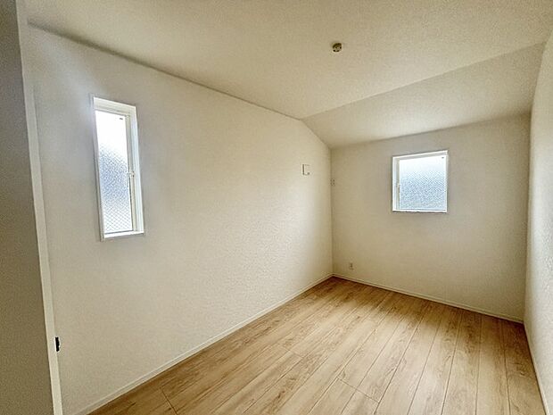 今からここを誰のお部屋にしようか、そんな洋室。大きさは6帖です。