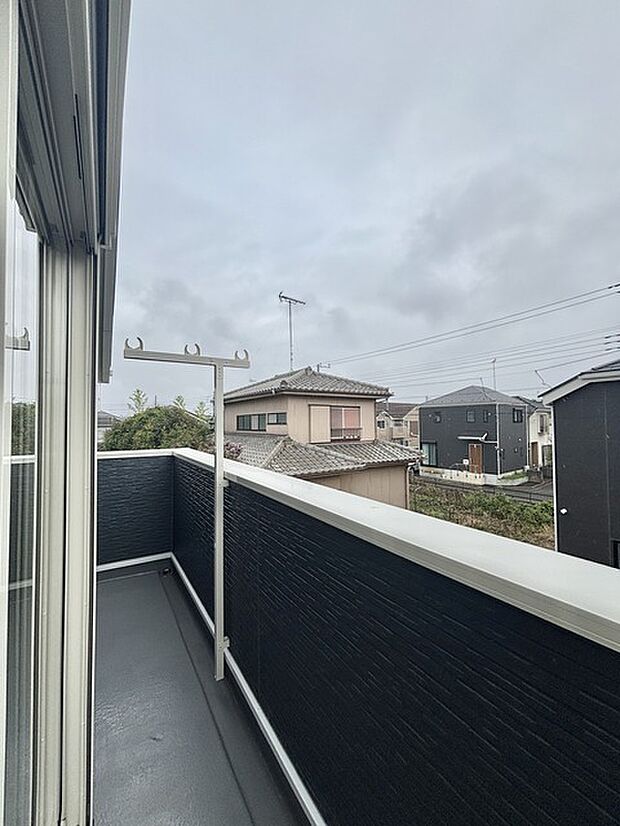 陽ざしが差込む明るいバルコニー。奥行きのあるバルコニーはお洗濯時に助かります。