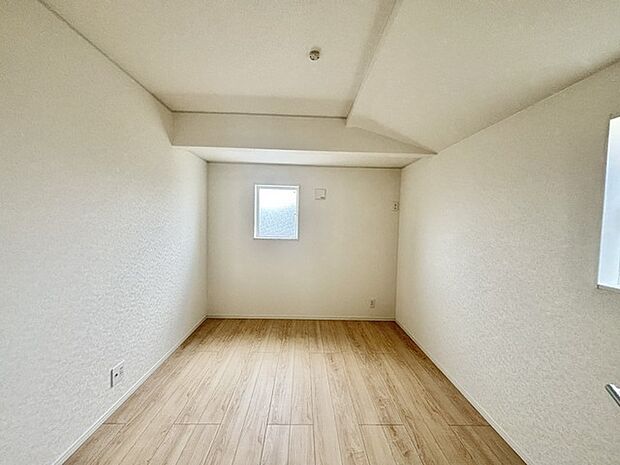 どんな家具にでも相性が良い清潔感ある白色調のクロスを採用。主張しすぎない配色、耐久性にも優れた床材は日々のメンテナンスも楽に、快適に過ごして頂けるよう考えられています。
