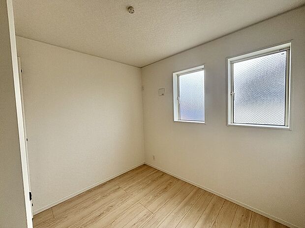 衣類の整理整頓に嬉しいクローゼット付きのお部屋。お子様のお部屋としても便利です。